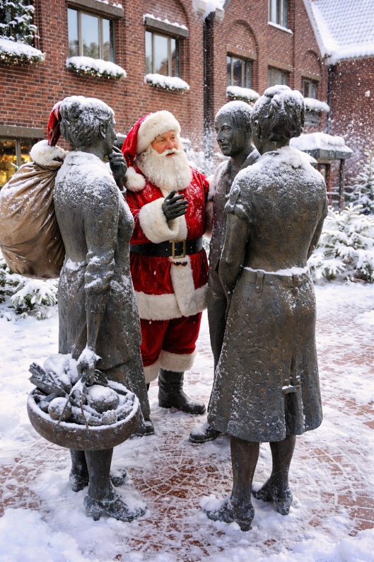 Weihnachtsmann im Gespräch vor dem Tarmstedter Rathaus